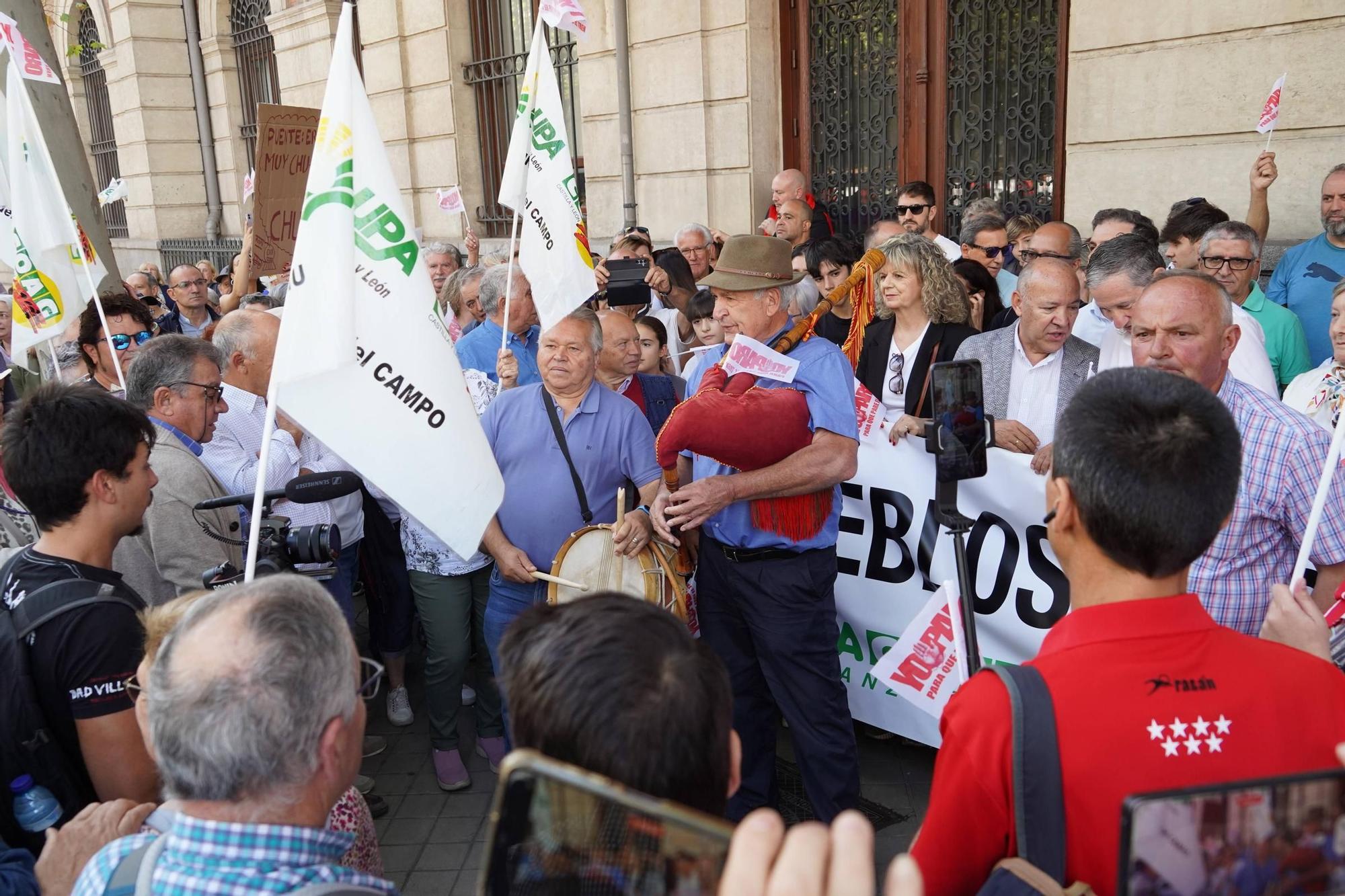 Manifestación por el AVE de Sanabria en Madrid: protesta por el tren a las puertas de Renfe