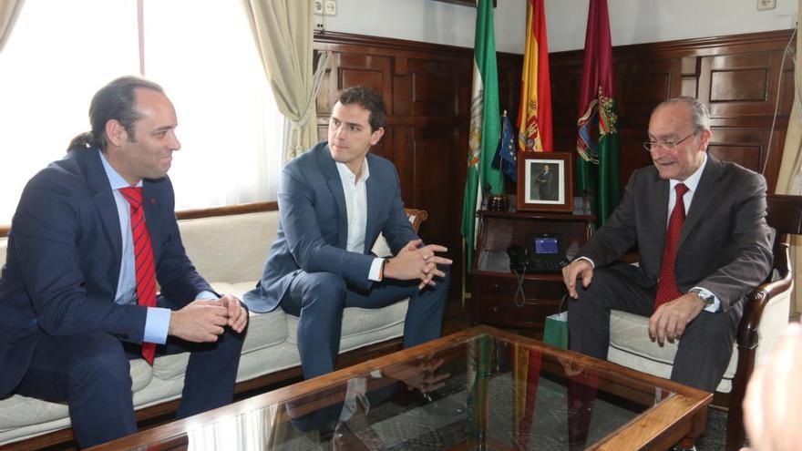 De la Torre recibió en su despacho a Albert Rivera, con Juan Cassá.