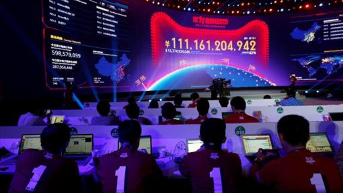 Espectáculo 8Empleados de Alibaba observan en una pantalla gigante el volumen de ventas de la empresa, ayer.
