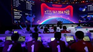 Empleados de Alibaba observan en una pantalla gigante el volumen de ventas de la empresa en el Día del Soltero en el 2019.