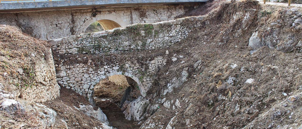 El acueducto preside la entrada de una de las zonas ambientales de mayor relevancia en la villa ibense, el Barranc dels Molins. |