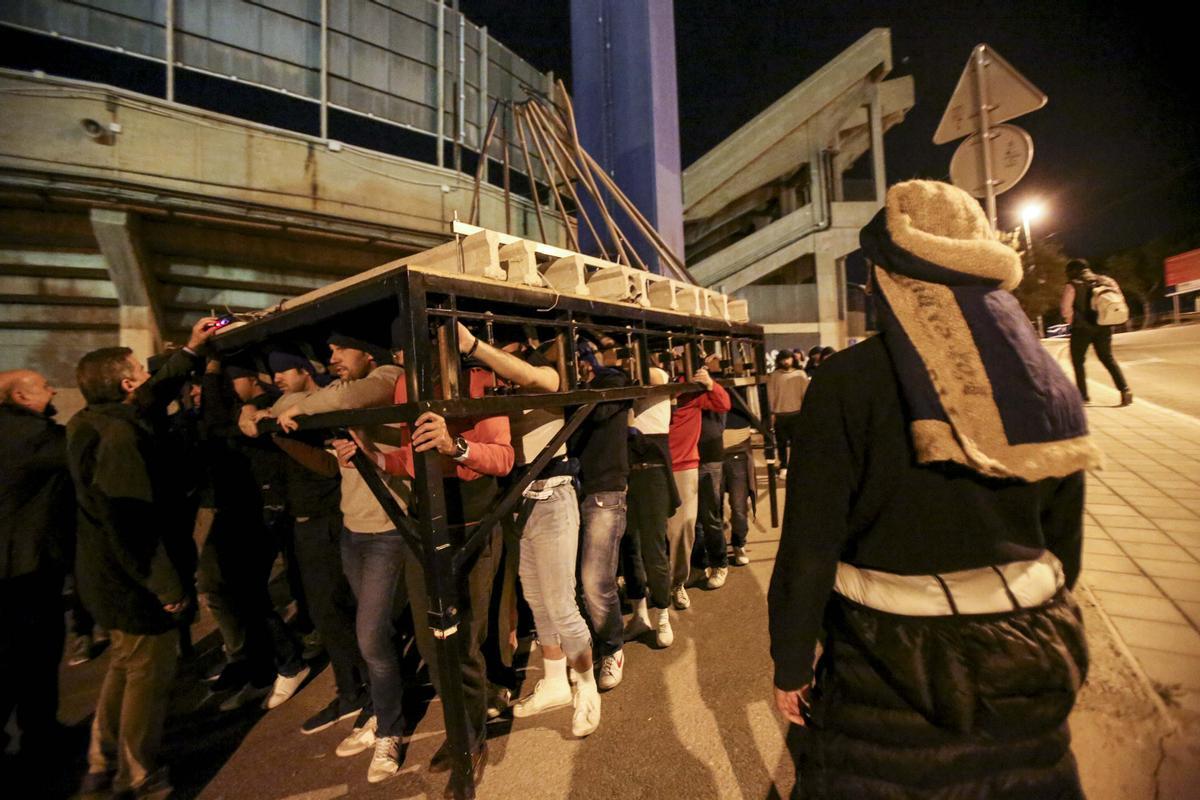 Los costaleros van muy juntos debajo de los pasos y la Junta Mayor propone medidas al Consell para evitar contagios