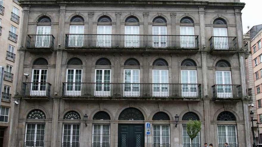 Fachada del edificio municipal situado en la calle Areal. // Marta G. Brea