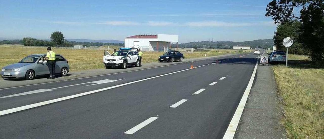 Tráfico sigue con los controles sobre el estado de los vehículos | La Guardia Civil prolonga hasta el domingo una campaña especial de vigilancia de las condiciones en las que circulan los vehículos por la red de carreteras. La provincia de Ourense es la gallega con la menor incidencia de denuncias por esta infracción. En la campaña del año pasado fueron multados el 1 % de los conductores controlados -70 multas de 6.848 revisiones-, mientras que la media gallega se situó en el 2,7 %. En la imagen, una vigilancia establecida ayer en la N-525 en Trasmiras.