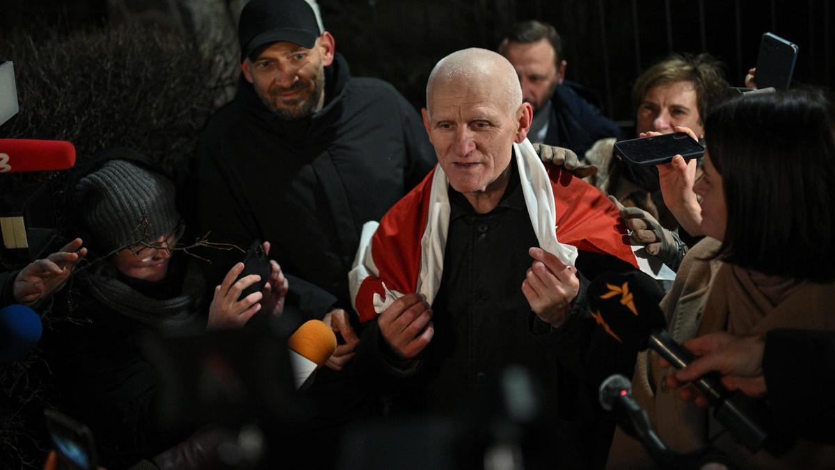Ales Bialiatski, en Vilna, capital de Lituania, tras ser liberado.