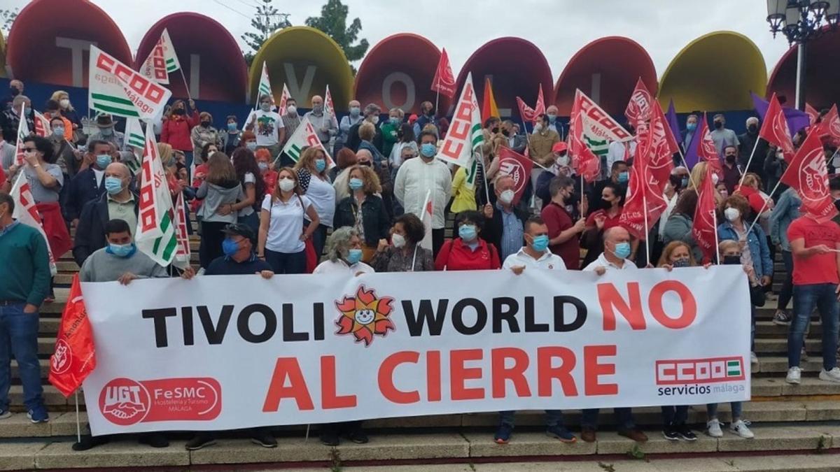 Trabajadores de Tivoli, en una de sus protestas, a las puertas del parque de atracciones de Benalmádena. | L.O.