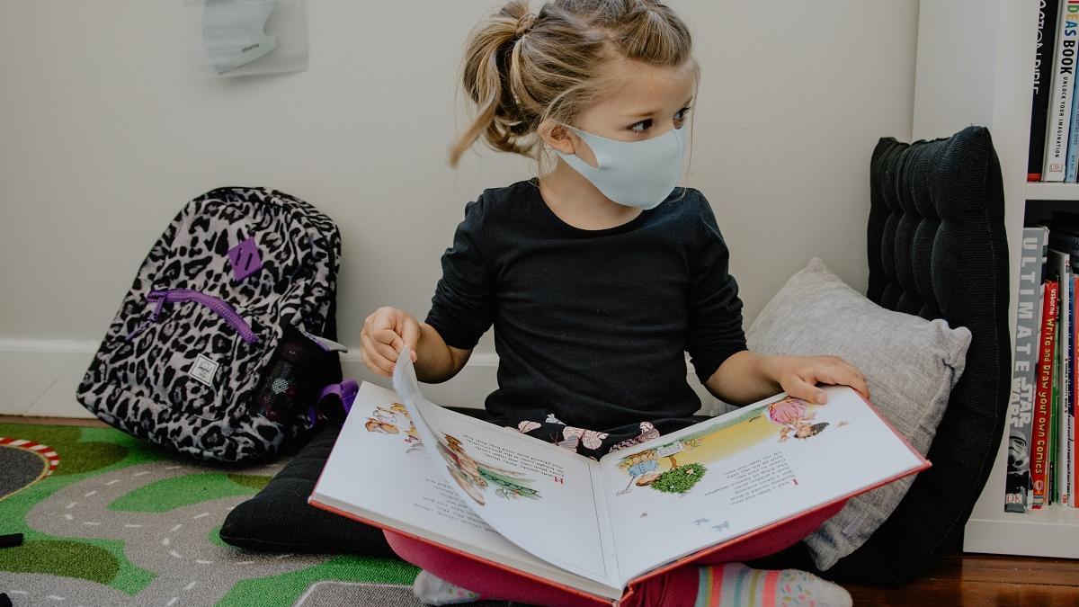 Los niños de seis o más años con síntomas catarrales leves pueden usar mascarilla.