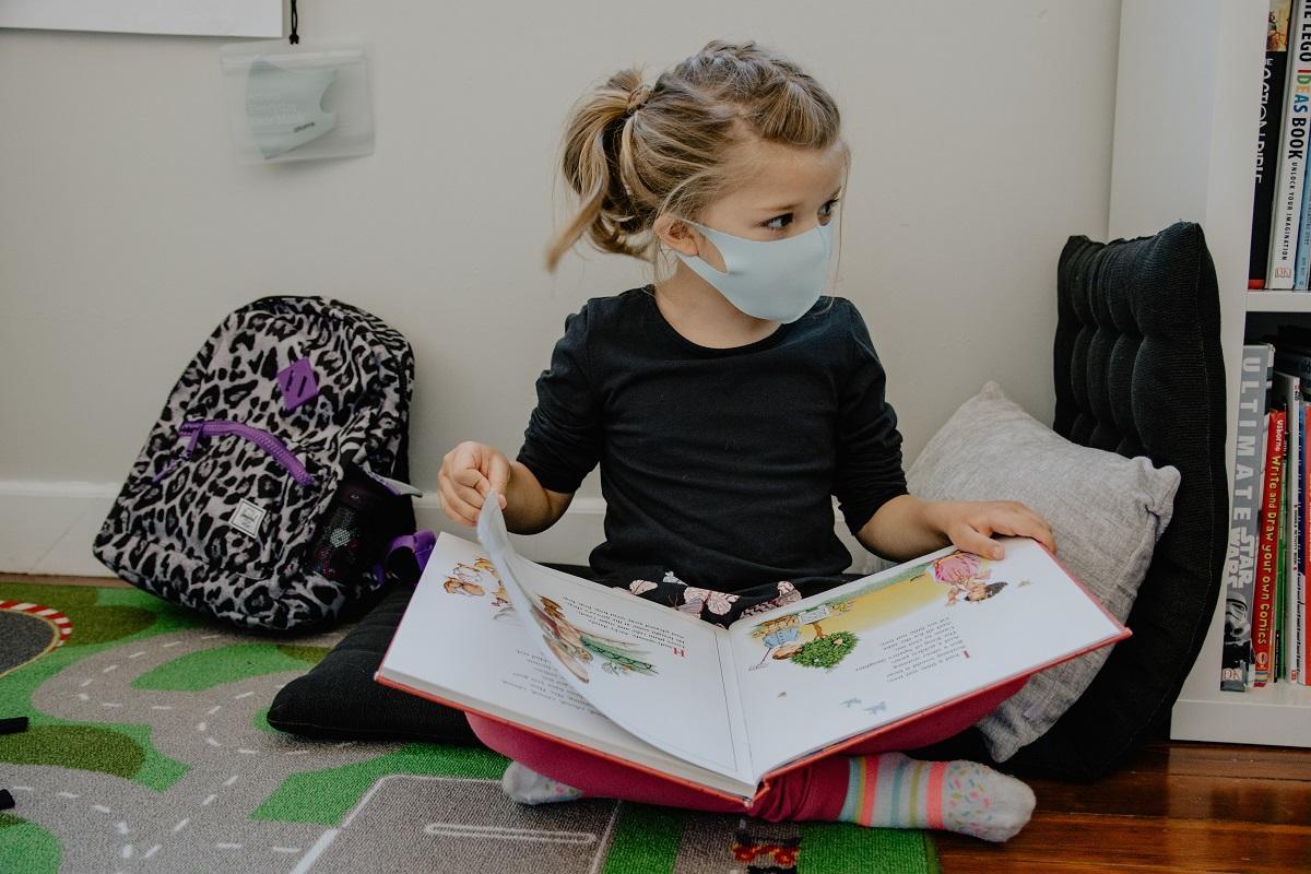 Los niños de seis o más años con síntomas catarrales leves pueden usar mascarilla.