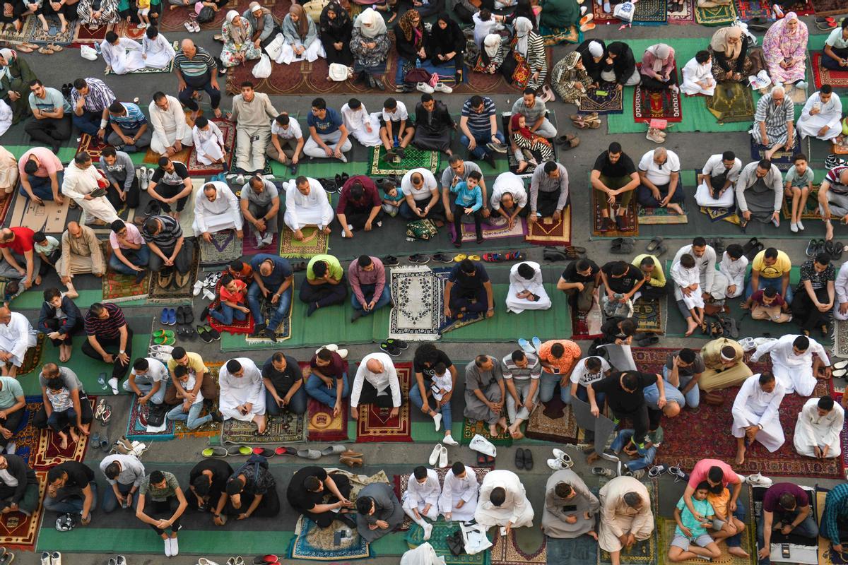 Fieles rezando en El Cairo