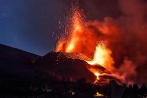 Mor un home mentre netejava la teulada de cendra del volcà a La Palma