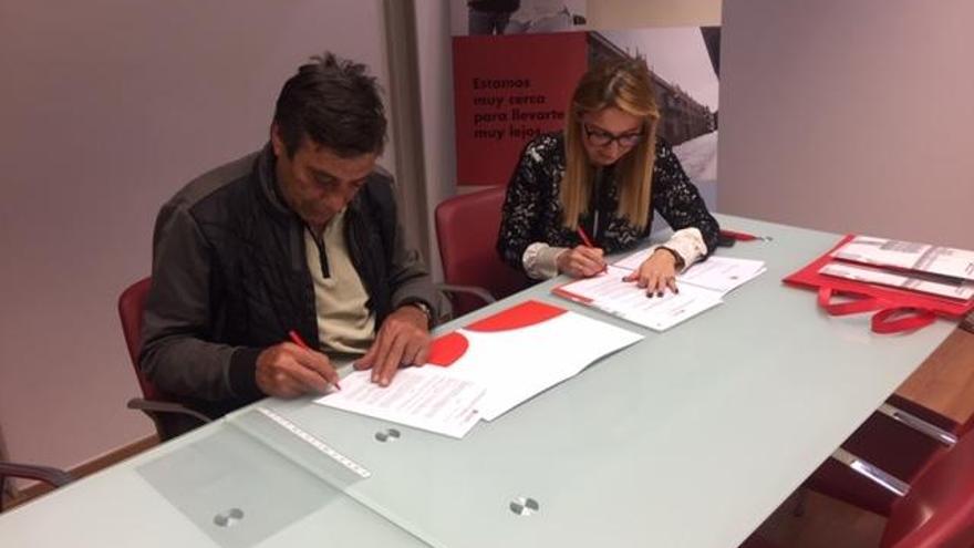 Vicente Godoy y Cristiana Oliveira durante la firma del convenio de colaboración entre el Club La Rosaleda Golf y la UEC