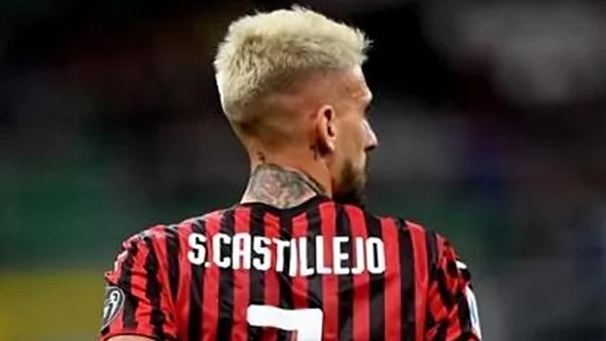 Samu Castillejo, de espaldas con el Milan