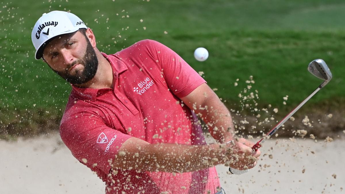 John Rahm golpea fuera de la arena en la última ronda