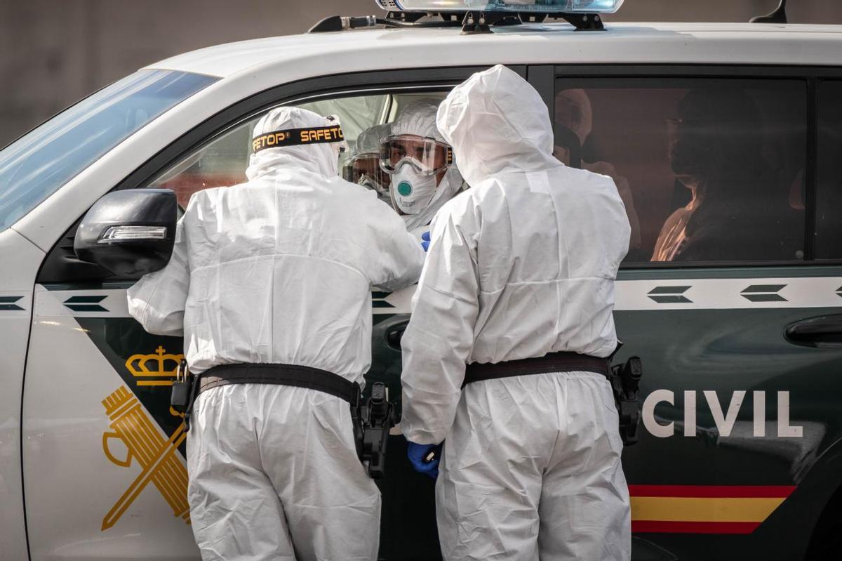 Los pasajeros afectados por un brote de hantavirus desembarcan del MV Hondius fondeado en Tenerife Los pasajeros afectados por un brote de hantavirus desembarcan del MV Hondius fondeado en Tenerife