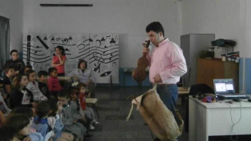 Héctor Braga, durante el taller en el colegio Benjamín Mateo.