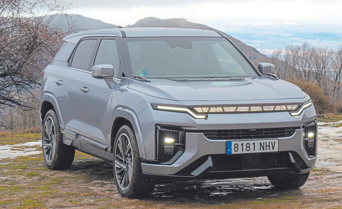 En el nuevo KGM Torres Actyon destaca la parrilla frontal, con ocho puntos led y las luces diurnas que también actúan como intermitentes.