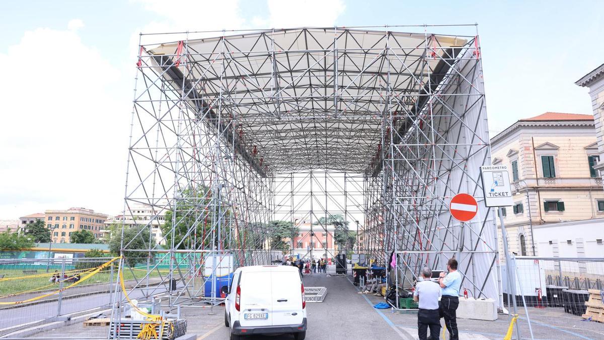 Carpa en la plaza de Celimontana de donde saldrá el trono de la Esperanza en Roma.