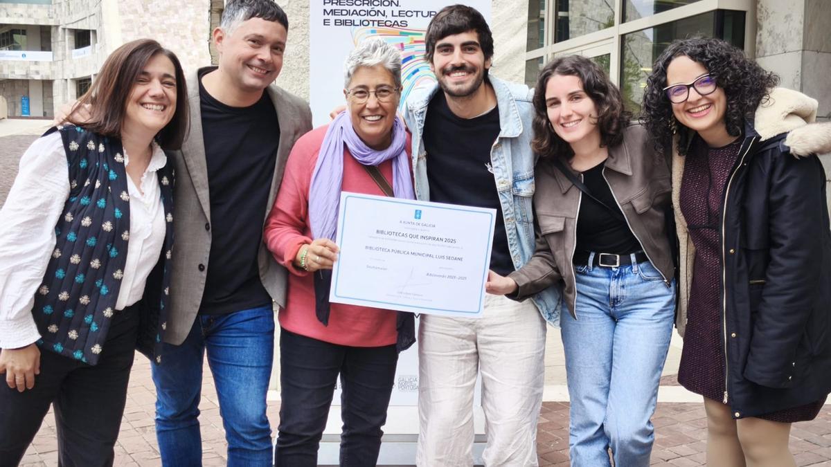 De izq. a dcha. Patricia R. Saavedra, Manu Lourenzo, Mar, Diego, Raque y Silvia Cernadas con el premio.