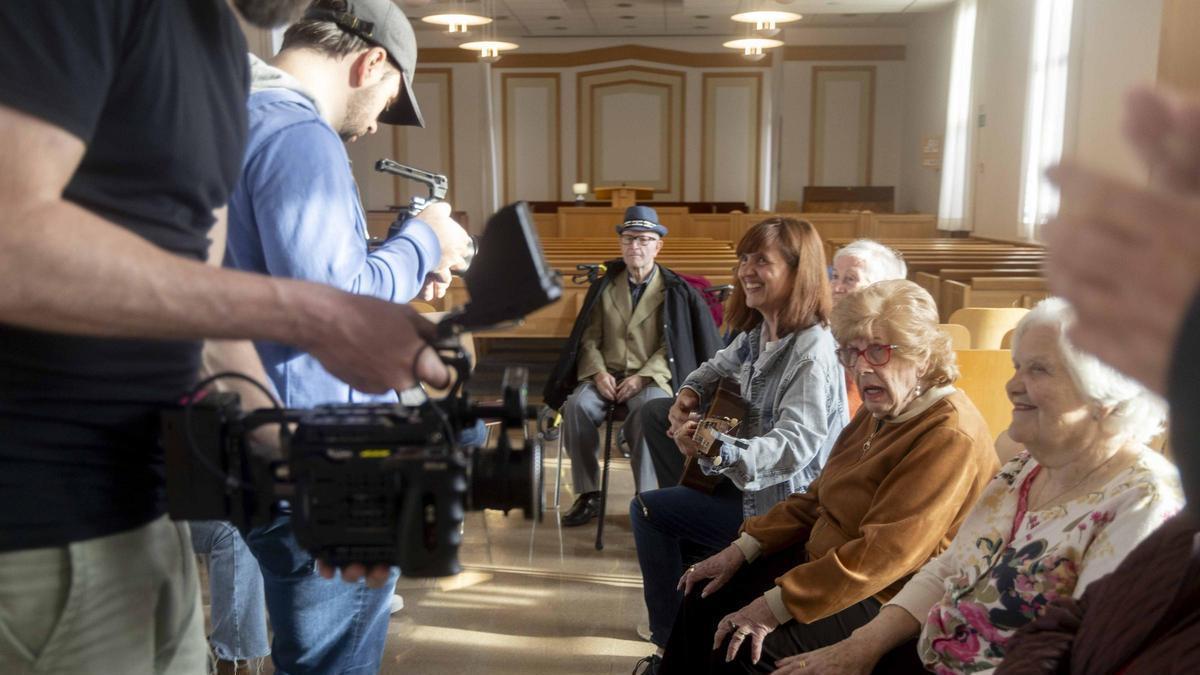Del acompañamiento al aislamiento: ‘Cuando cerraron la vida’ retrata las consecuencias del cierre de centro de día en Plaza de América