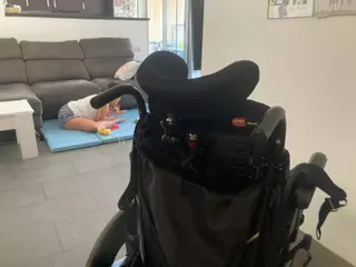 Un edificio de la Generalitat en Orihuela lleva un mes sin ascensor con personas dependientes sin poder salir de su vivienda