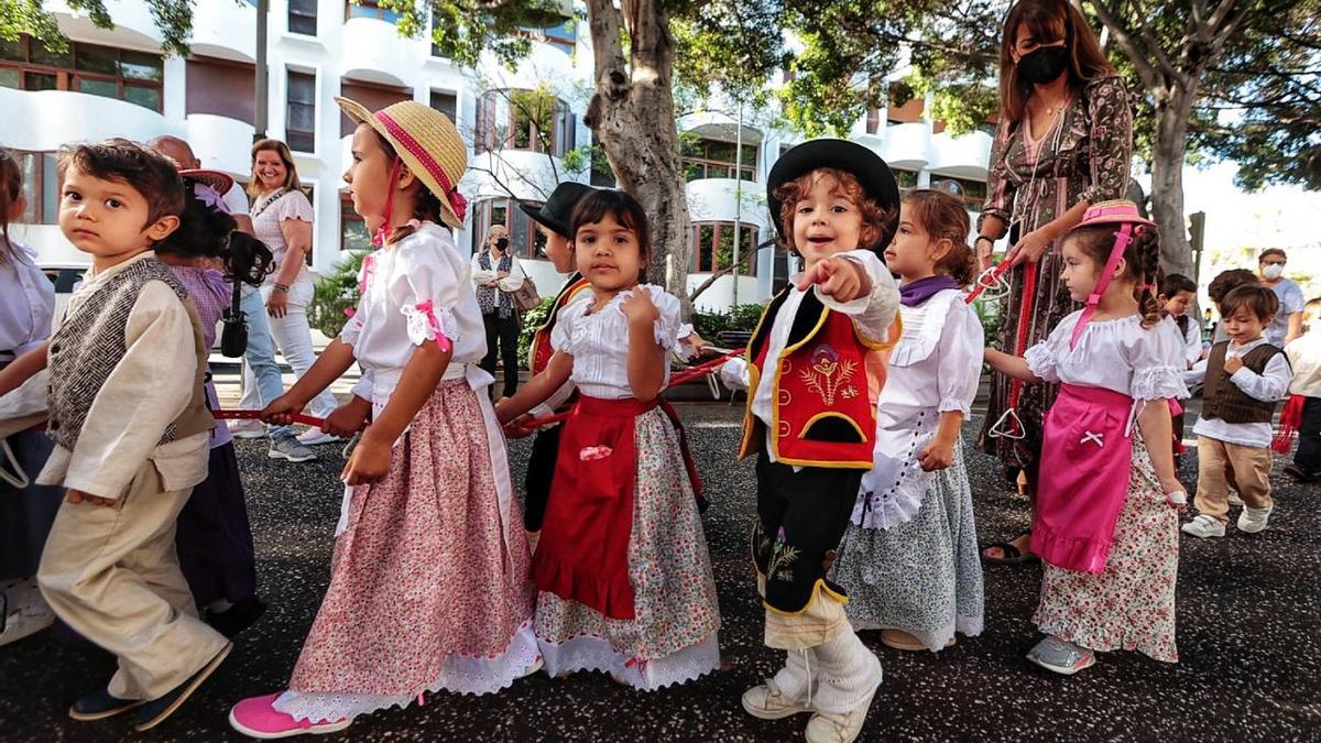 Romería infantil del colegio de La Pureza por la rambla de Santa Cruz en 2021