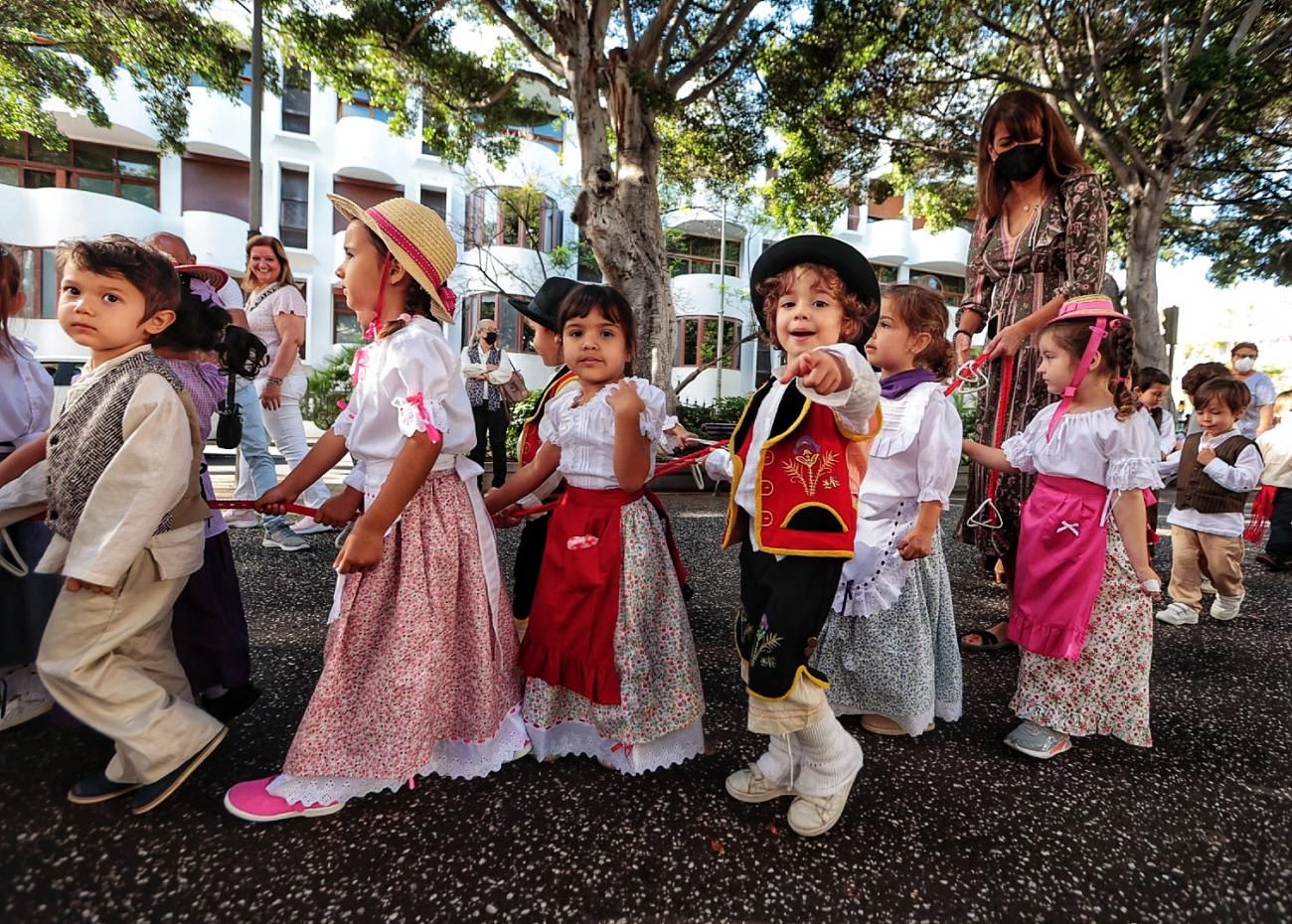 Romería infantil del colegio de La Pureza por la rambla de Santa Cruz