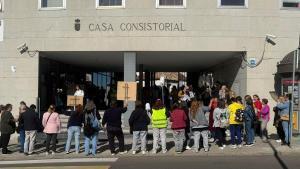 Decenas trabajadoras limpieza se movilizan en primera concentración contra impagos nómina.