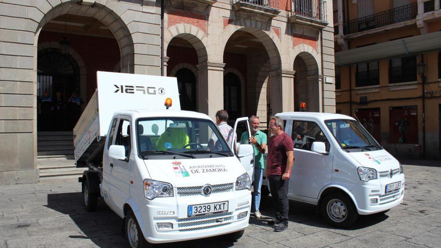 Los dos vehículos eléctricos adquiridos por el Ayuntamiento de Zamora.