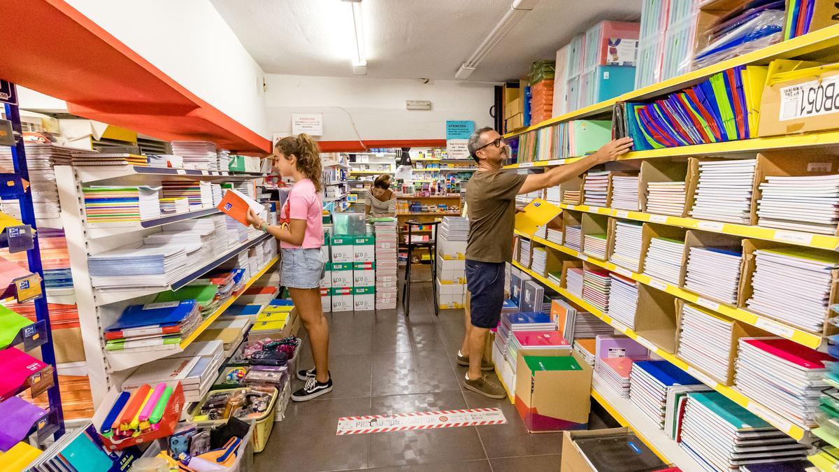 Las familias ultiman estos días los preparativos de la vuelta al cole, que será en torno a un 12% más cara por la subida de precios generalizada.