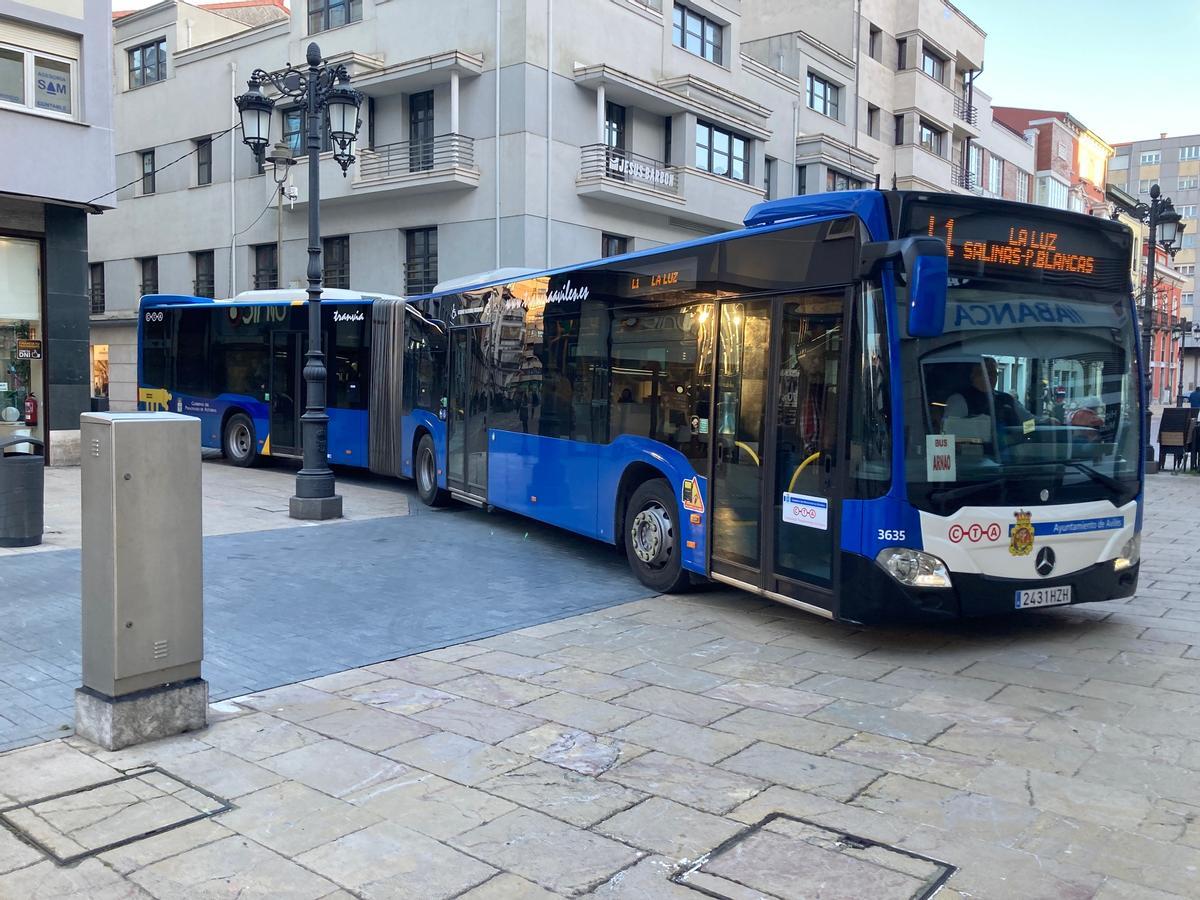 El autobús, en el momento de salir a la calle La Cámara desde Ruy Pérez.