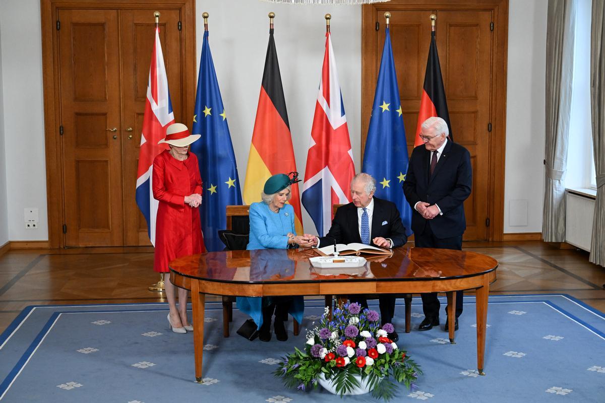 Elke Budenbender y el presidente federal Frank-Walter Steinmeier con el rey Carlos III y Camilla Queen Consort mientras firman el Libro de Oro, en Berlín.