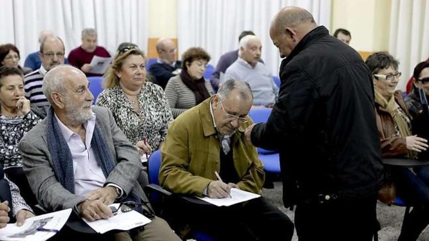 Los dirigentes del movimiento vecinal gijonés, en su asamblea de ayer.