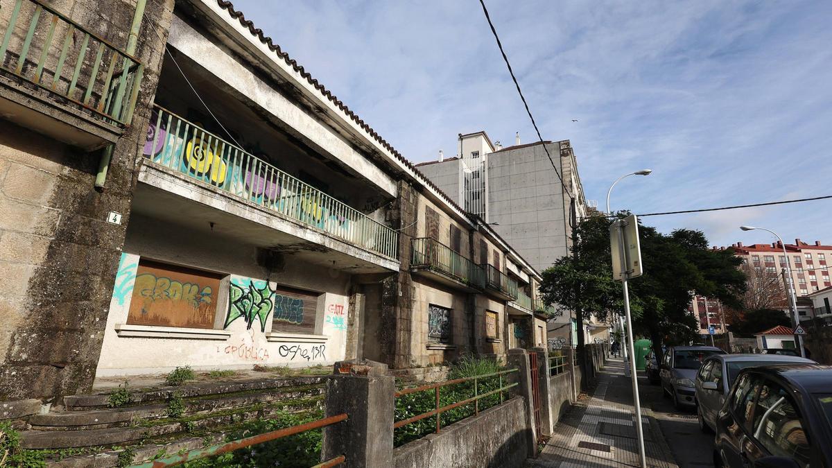 Los chalés con el edificio colindante al fondo.