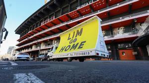 Furgoneta publicitaria en Mestalla anunciando la manifestación contra Meriton y Peter Lim.