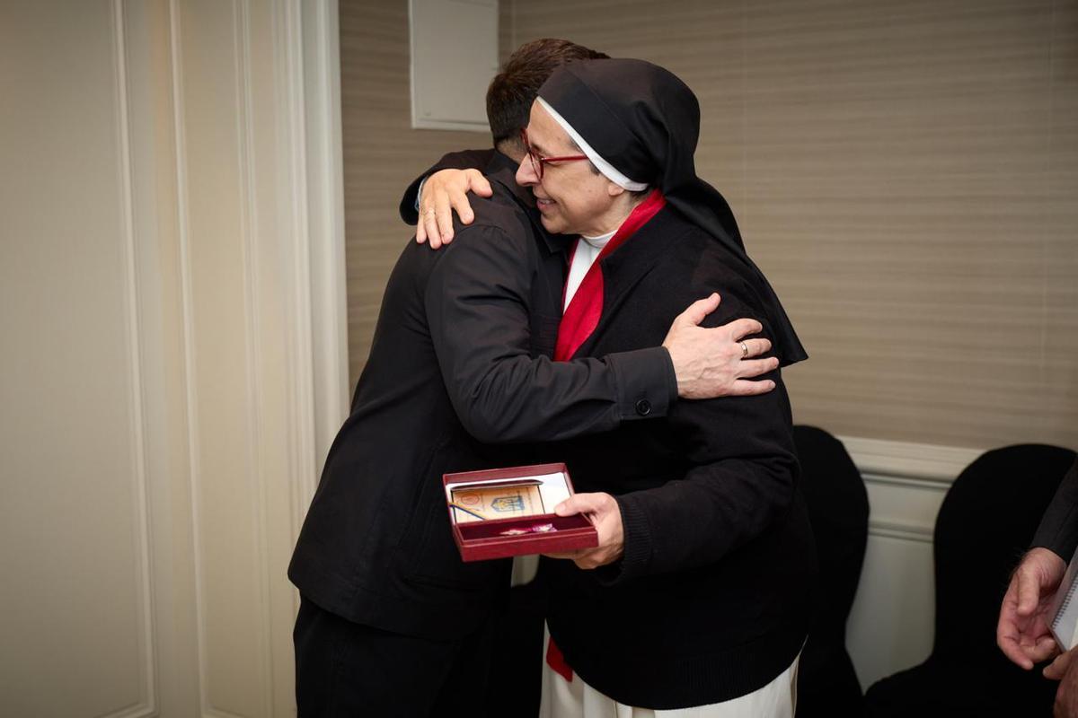 Abraçada de Zelenski a sor Lucía