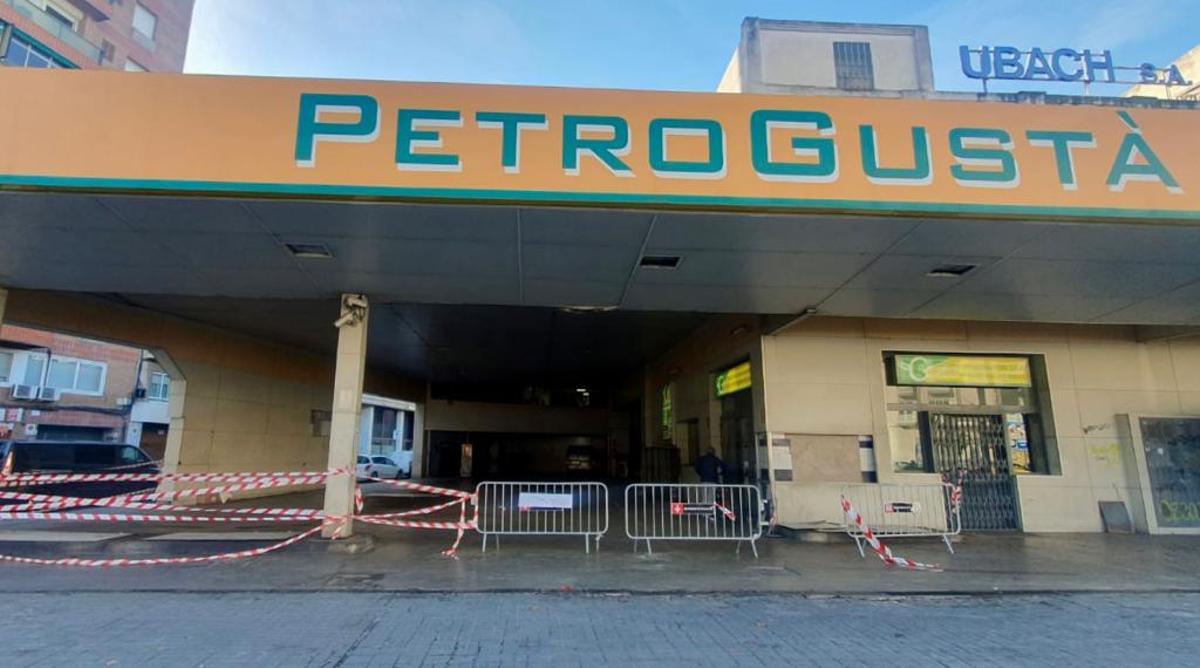 La gasolinera Petrigustà del Paral·lel, que dejó de dispensar combustible el 21 de febrero