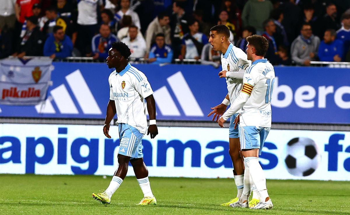 El Yamiq abronca a Mawuli en presencia de Guti al final del partido frente al Granada.