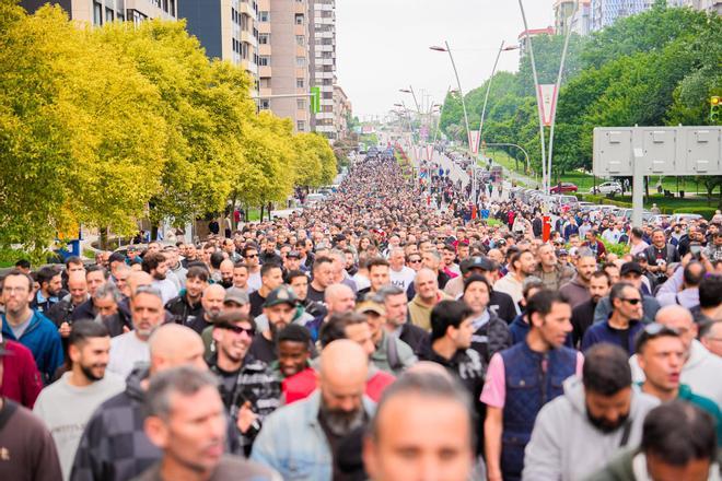Miles de trabajadores del metal vuelven a recorrer las calles de Vigo por su convenio colectivo