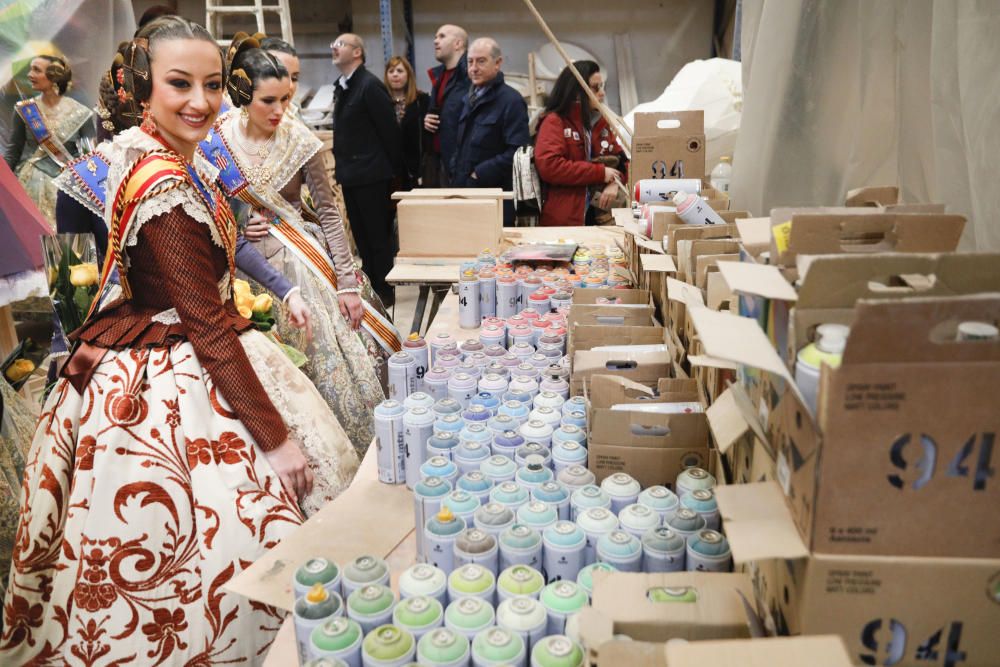 Las falleras mayores visitan el taller de la falla municipal