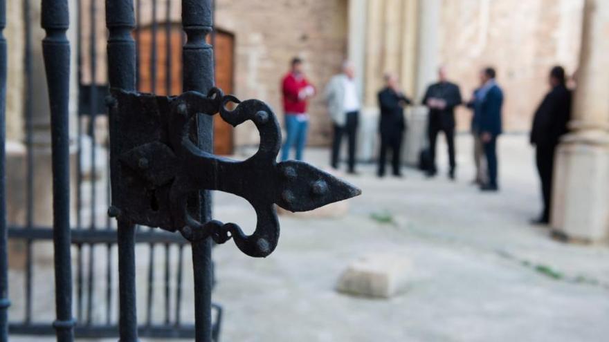 José López, alcalde de Cartagena, visita la Catedral Vieja