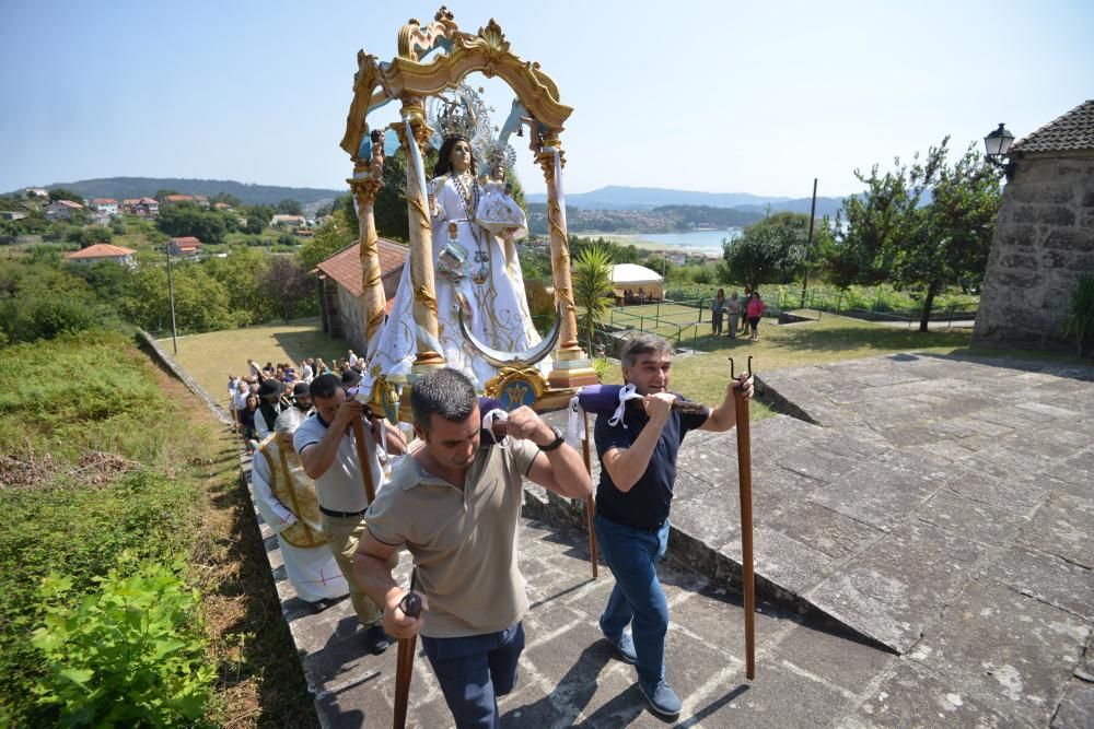 Los devotos rinden culto a la Virgen de la Renda
