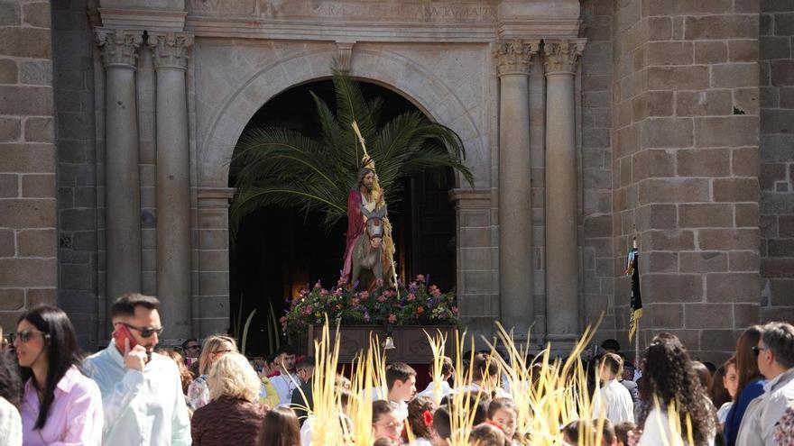 Domingo de Ramos radiante en Villanueva de la Serena: 'La Borriquita' abre paso a una Semana Santa multitudinaria