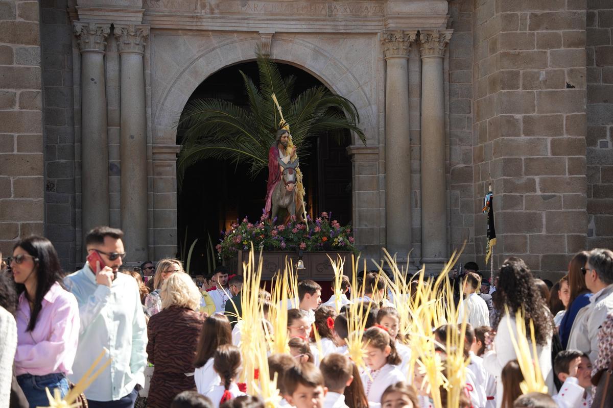 Salida de 'La Borriquita' desde la iglesia de la Asunción.