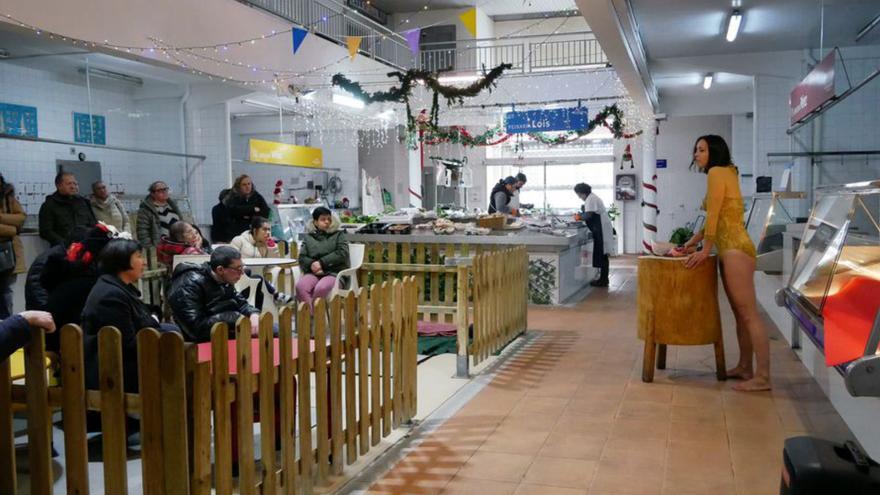 ‘Performance’ en la Plaza de Abastos de O Carballiño. |  FdV