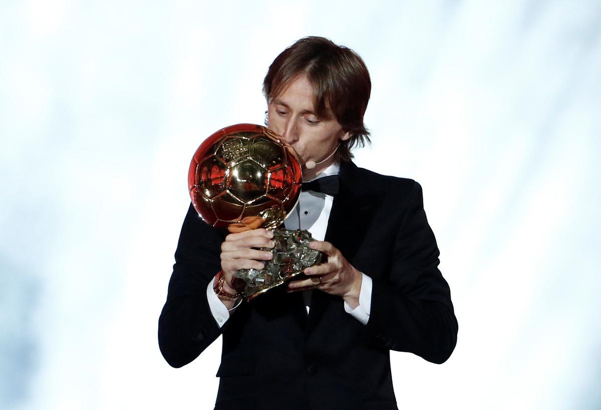 Modric con el Balón de Oro que ganó en 2018.