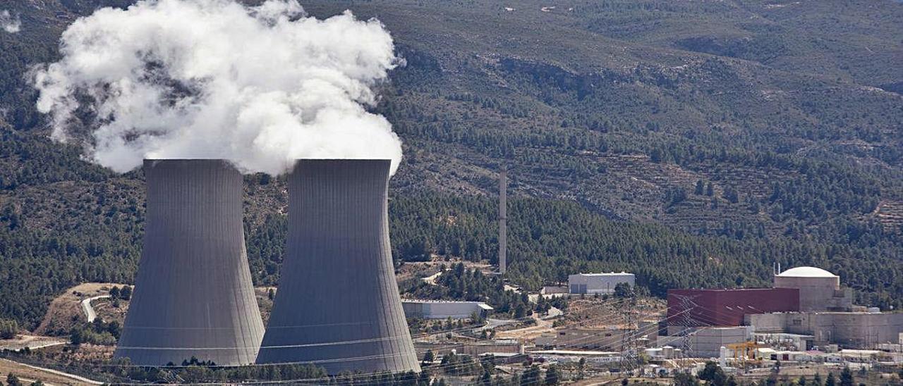 Torres de refrigeración de la central nuclear de Cofrentes.