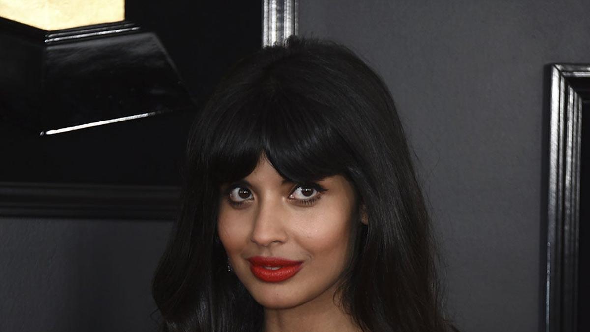 Jameela Jalil con vestido rojo en los Grammy