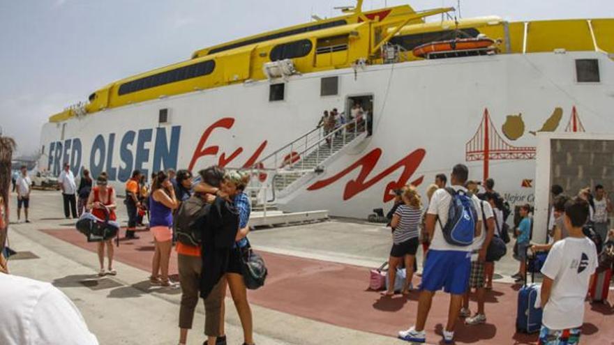 Salida del &#039;Bonanza Express&#039; desde el Muelle Grande, el pasado verano. | josé carlos guerra