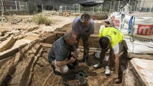 Aspecte de l’excavació arqueològica al campus de la UB del Raval, divendres passat al matí.