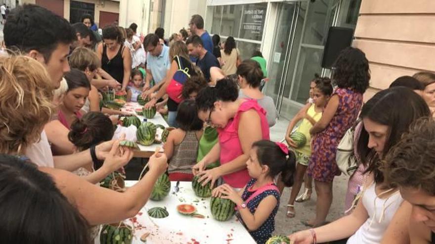 El taller de fanalets se realizó horas antes del desfile nocturno.